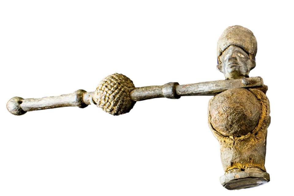 Kraftfigur, Tubi Tumbi, Bakongo;  Magische Figur mit Sklavenfesseln