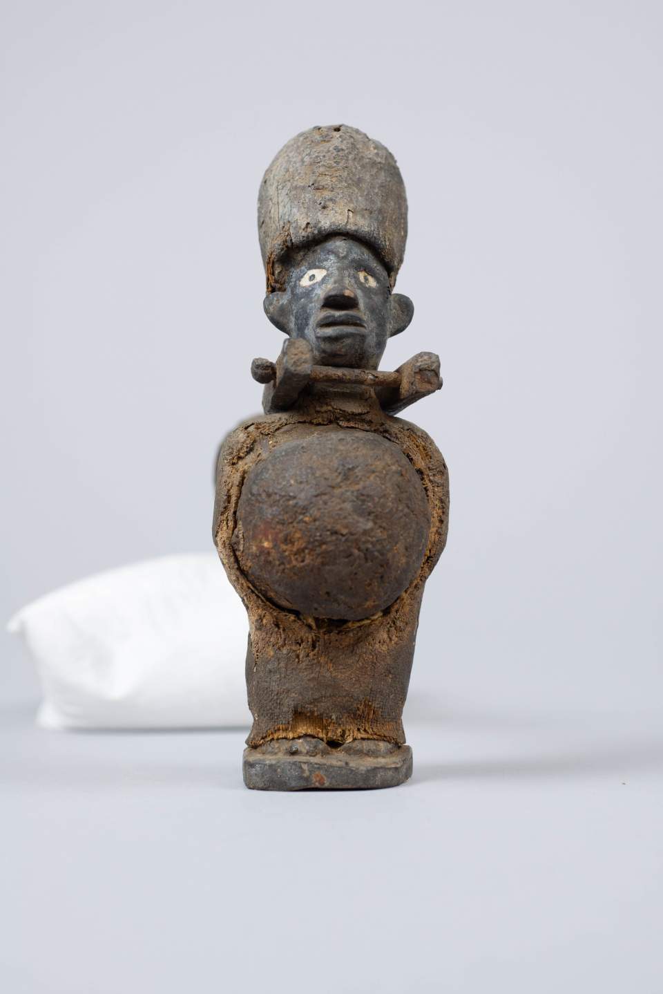Kraftfigur, magische Figur mit Halsfessel