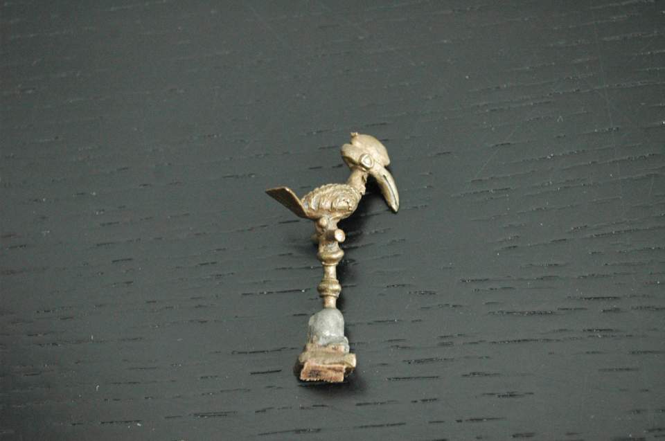 Goldgewicht Vogel auf Ständer