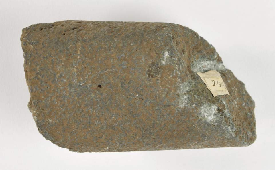 Fragment-Bruchstück eines Mahlsteines 