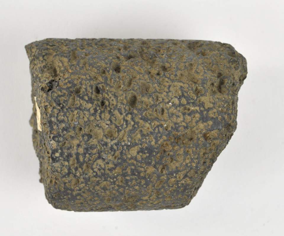 Fragment-Bruchstück eines Mahlsteines 