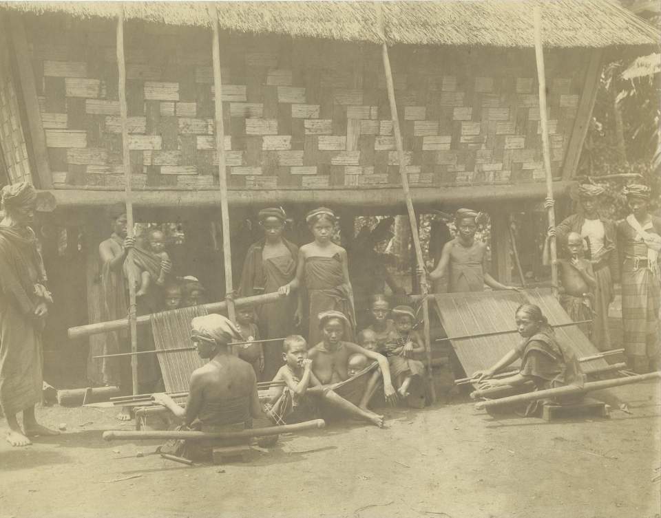 Fotografie webende Batakfrauen