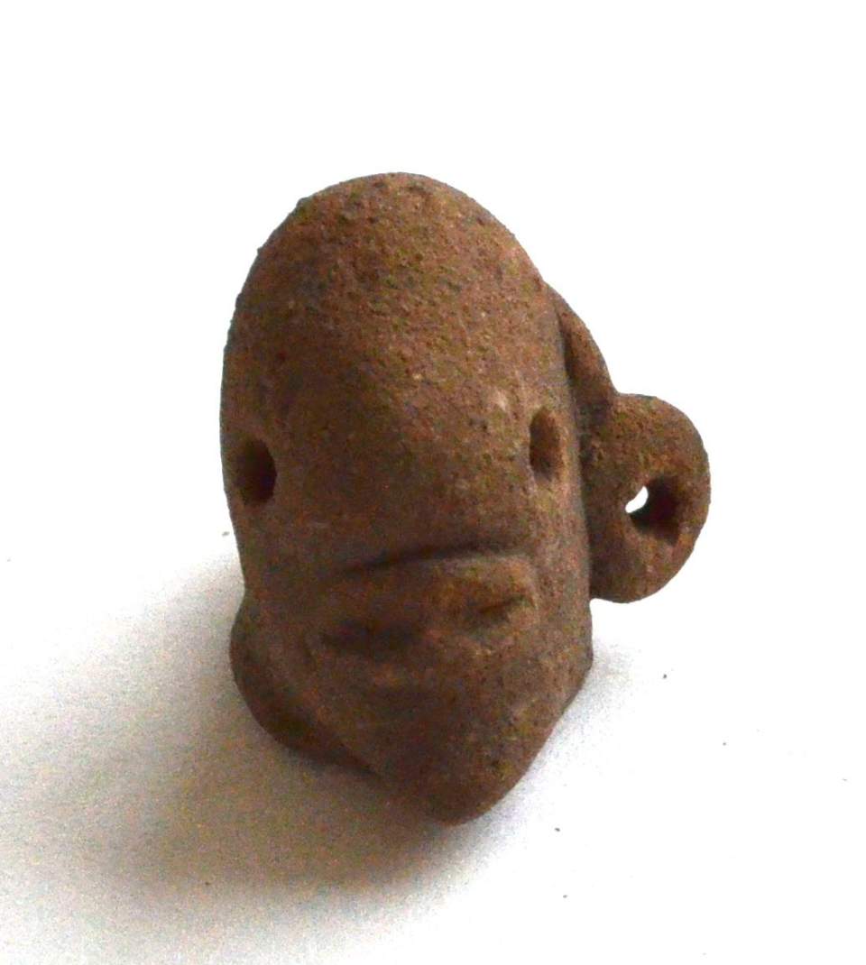 Figur-Tonköpfchen mit Oese-Anhänger
