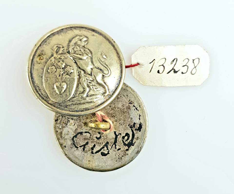 2 Silberknöpfe