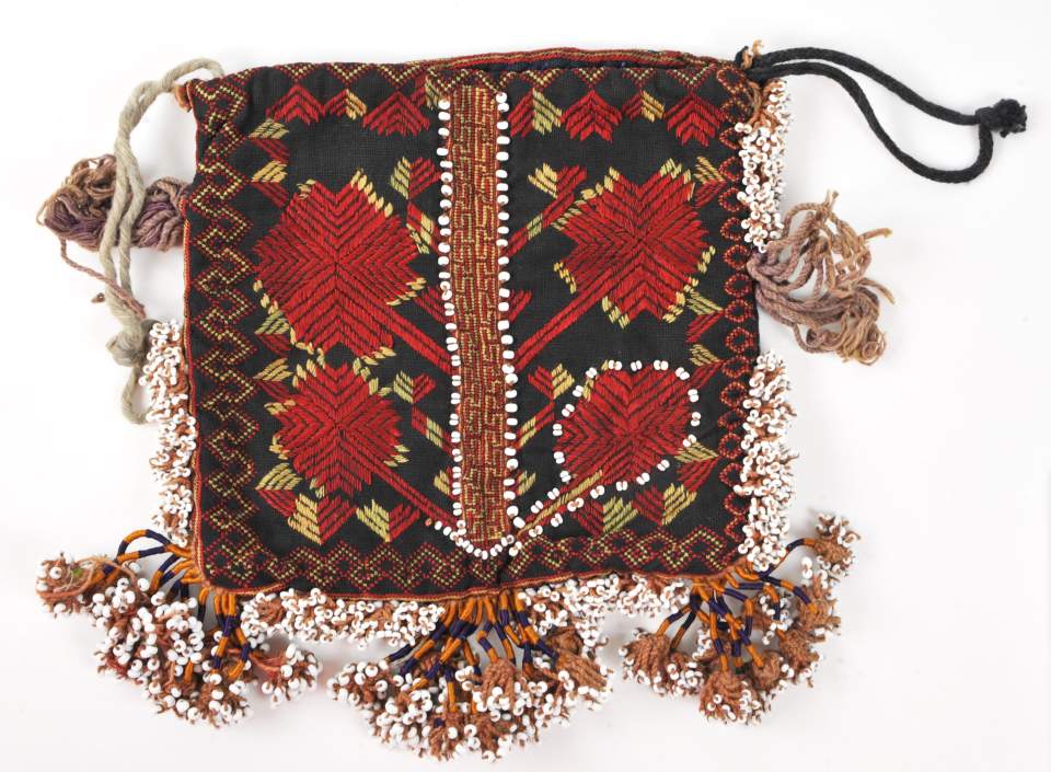 Textile Geldbörse mit Stickereien und Perlen