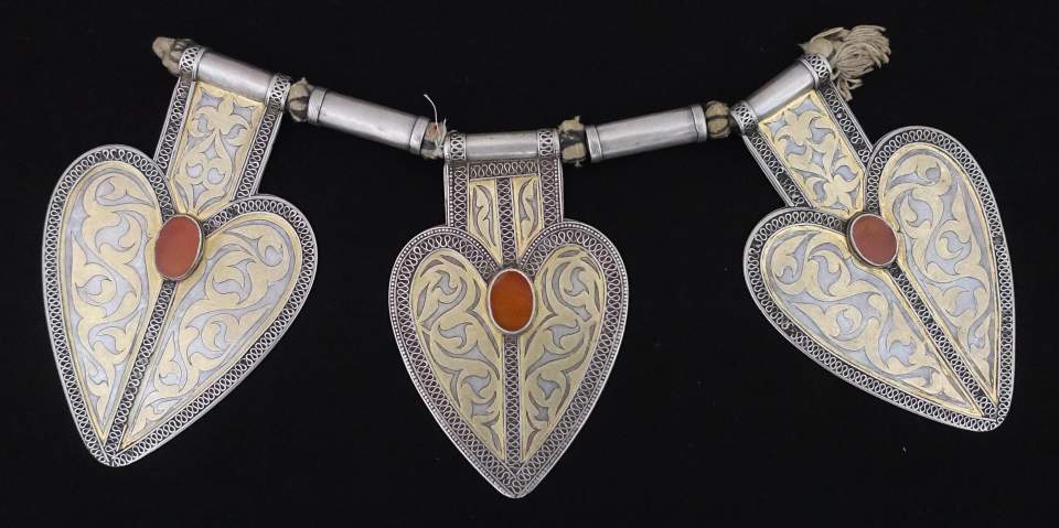Asyk-Element aus einem Zopfschmuck, Rückenschmuck