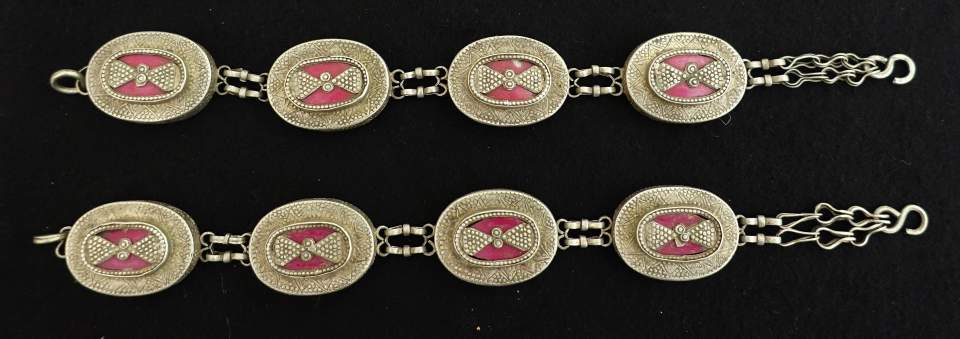 Paar Armbänder