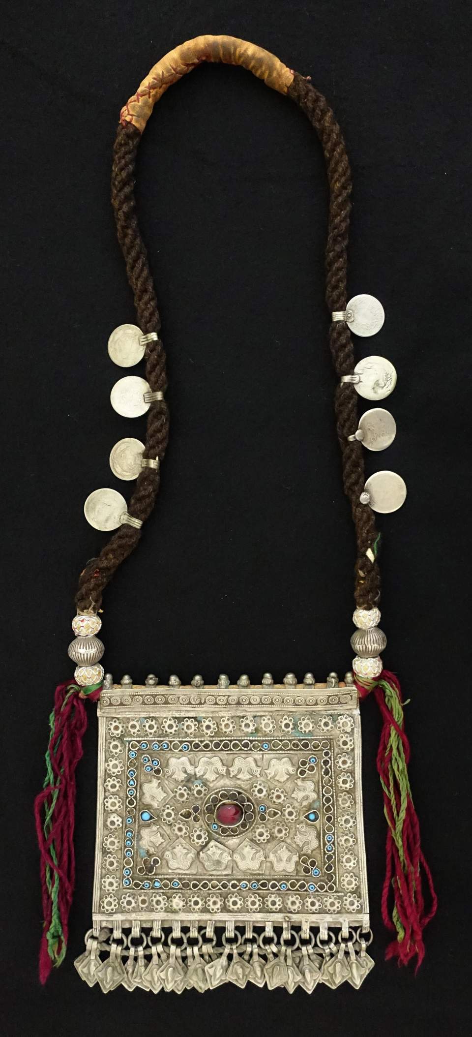 Halsband mit Amulettplatte