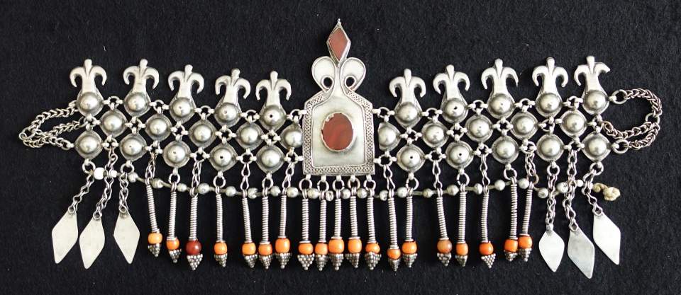 Stirnschmuck
