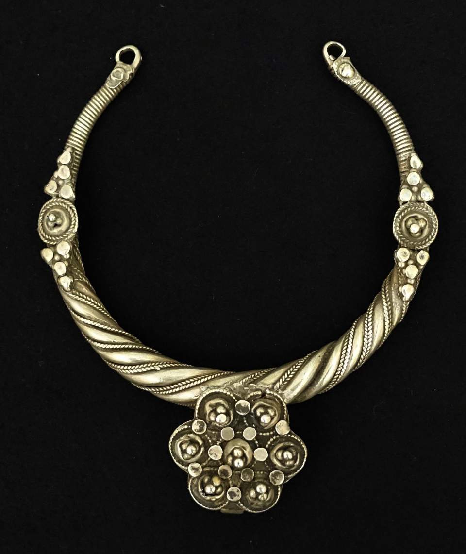 Halsreif, Soiralhalsreif mit Rosette
