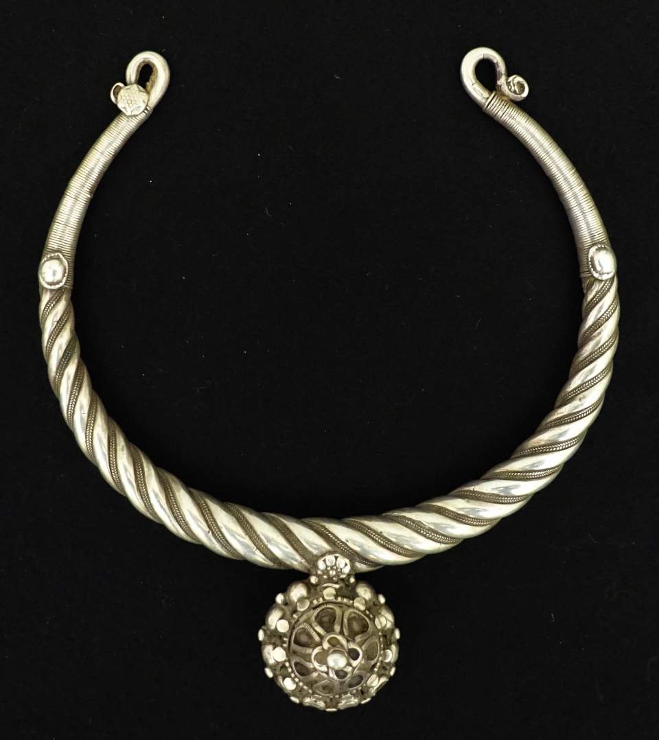 Halsreif, spiralförmig mit Rosette