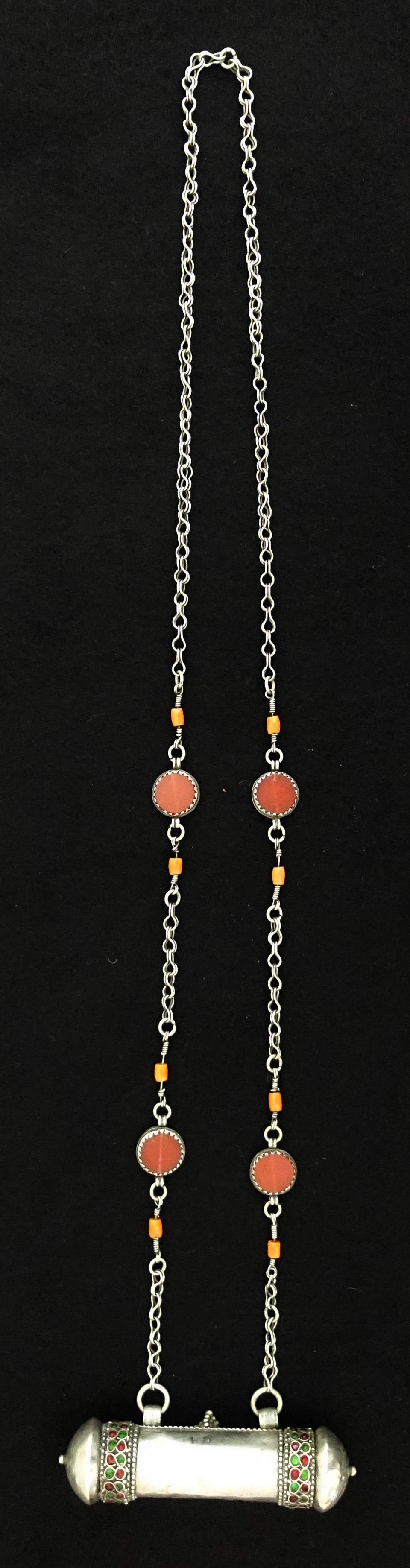 Halskette mit Amulettbehälter