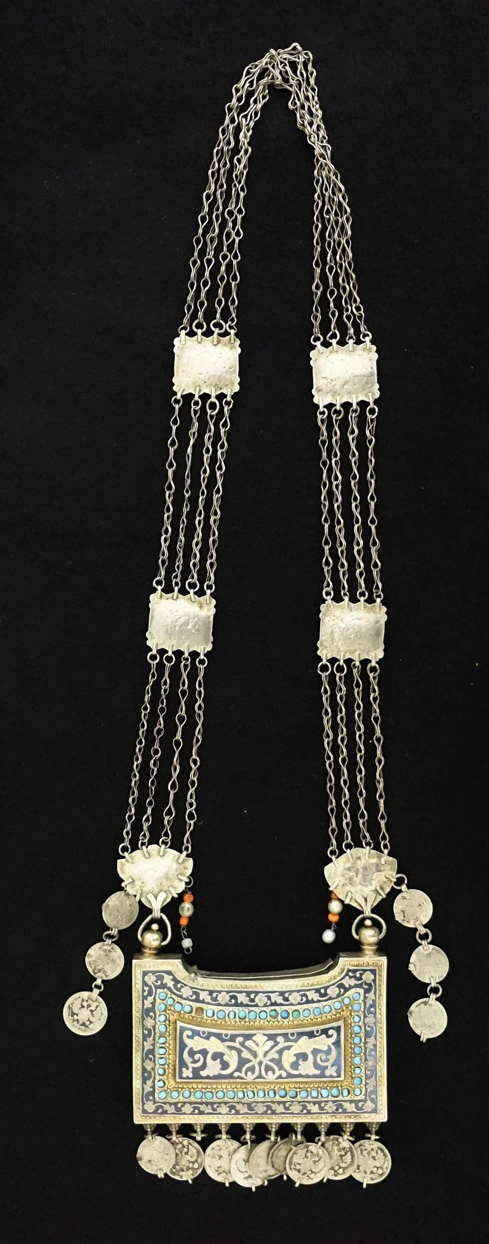 Halskette mit rechteckigem Amulett