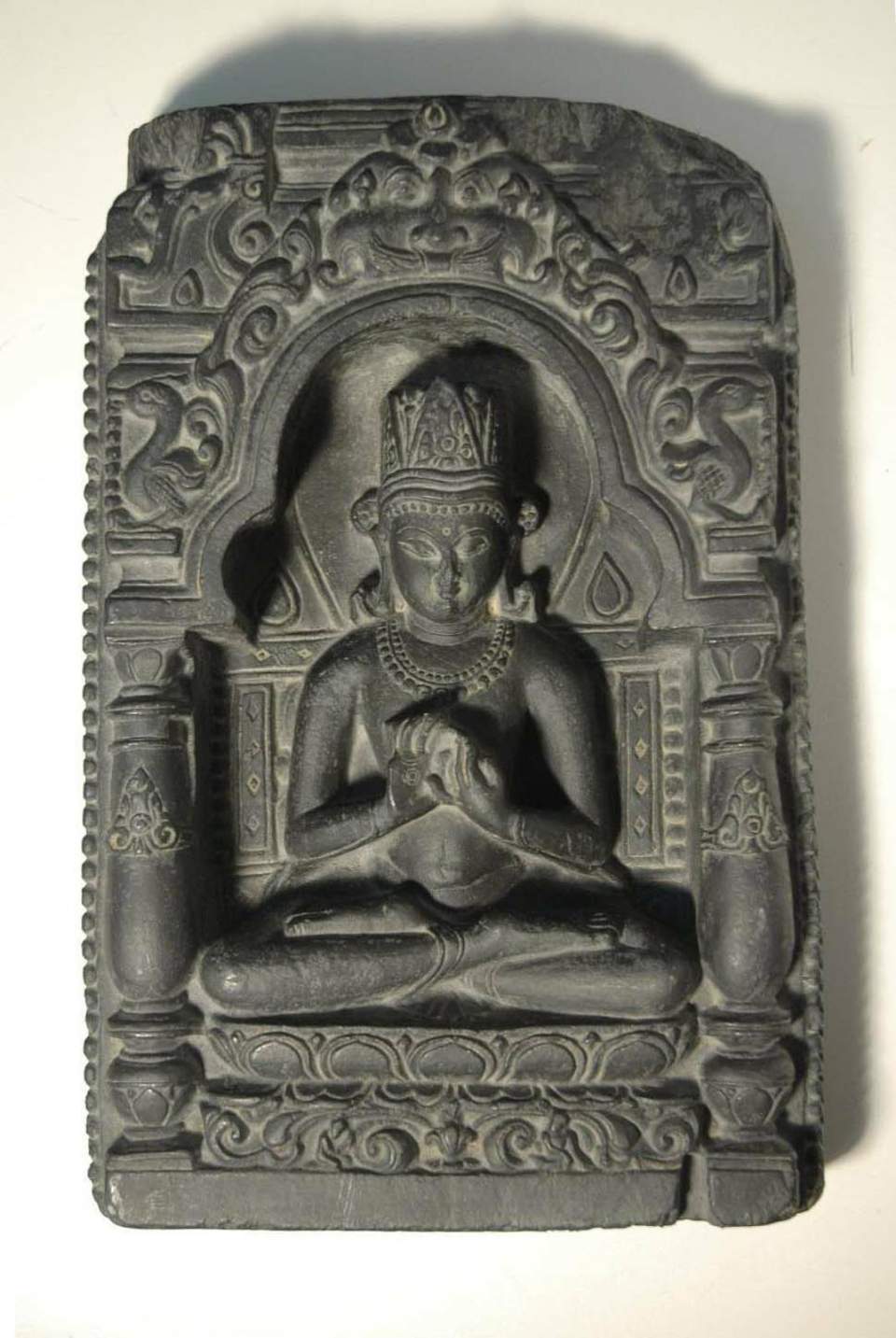 Schwarz bemalte Skulptur