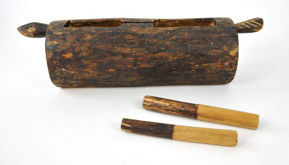Musikinstrument, Schlitztrommel mit zwei Schlegeln