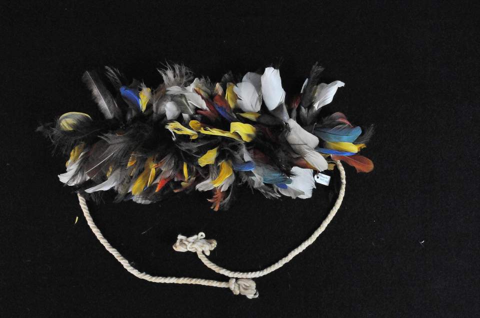 Federschmuck-Beinschmuck