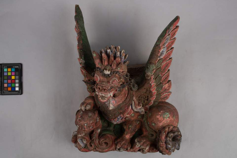 Skulptur eines Säugetier-Vogel-Mischwesens