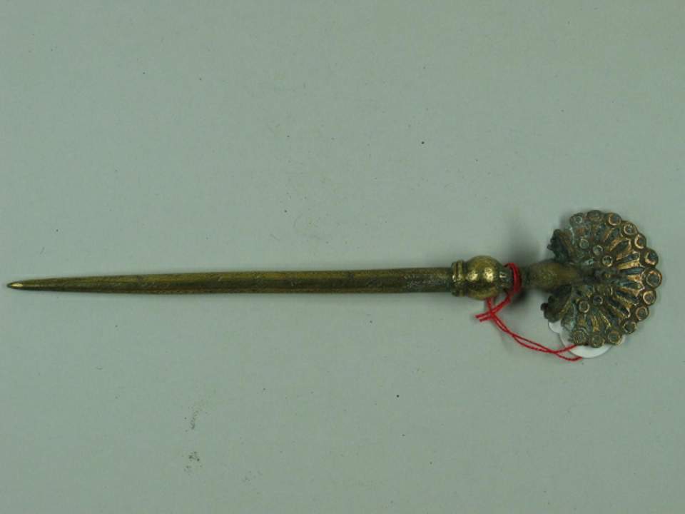 Metallstab mit Pfauendarstellung