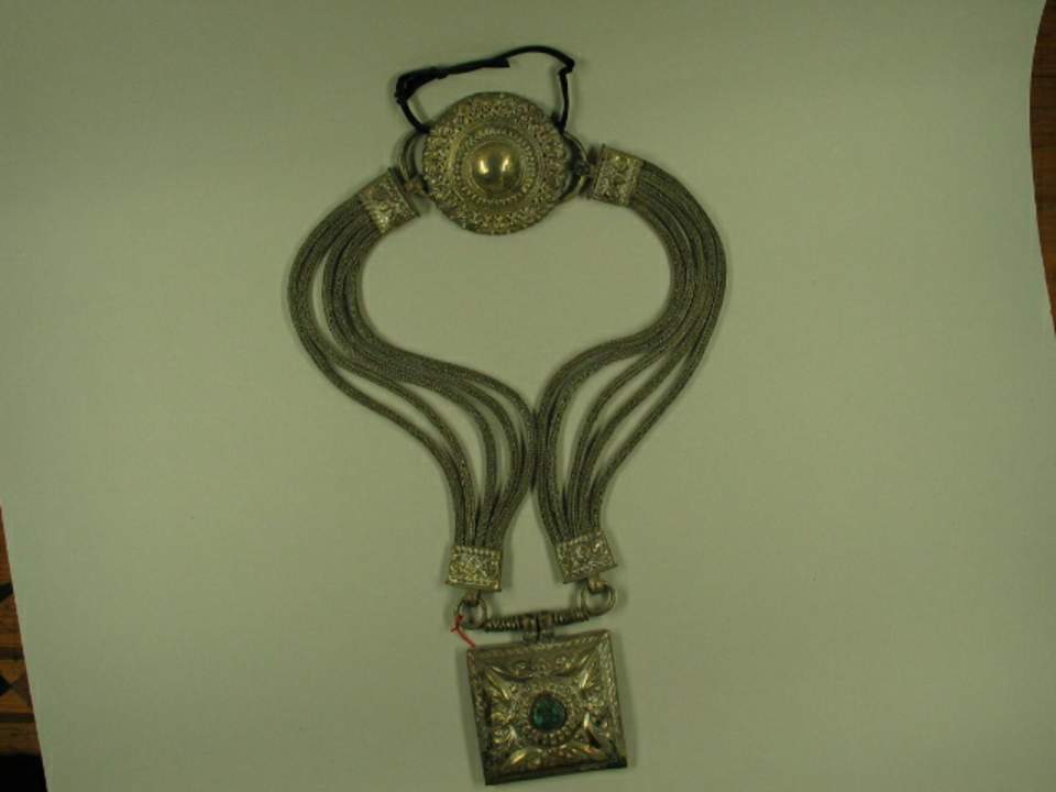 Halskette mit Amulett