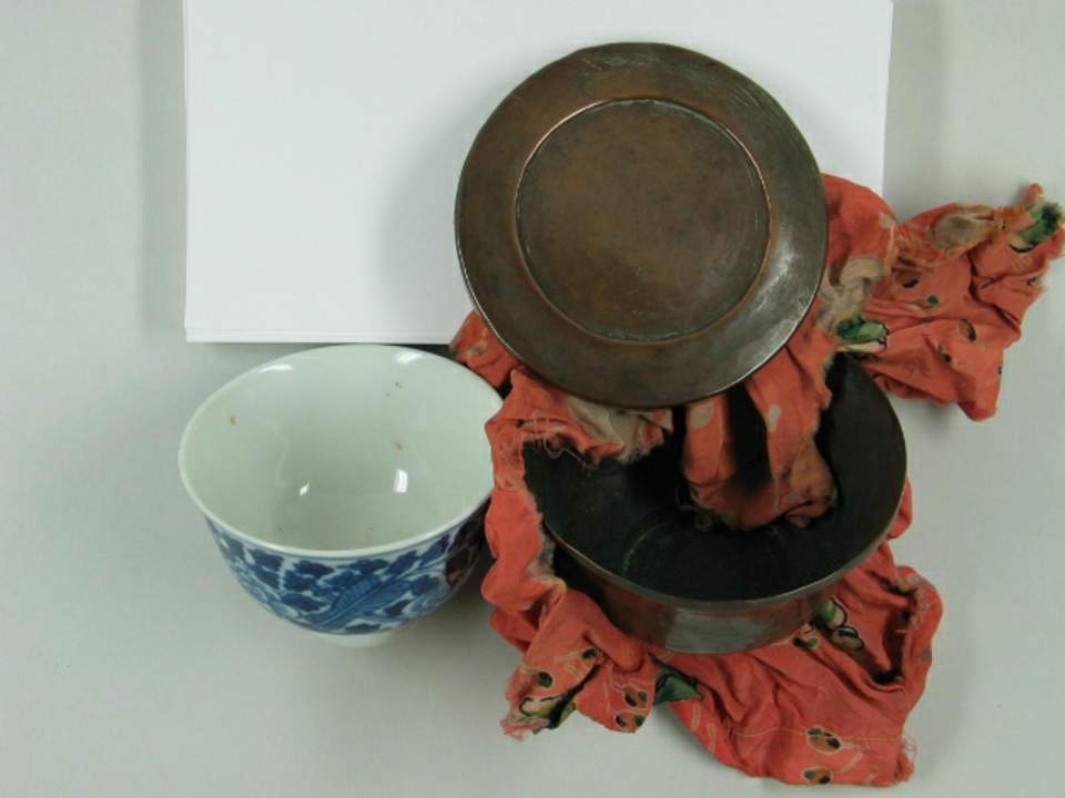 Tasse mit Behälter