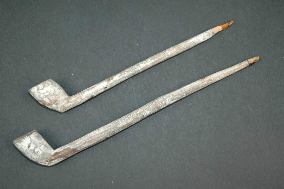 2 Holzstücke in Pfeifenform
