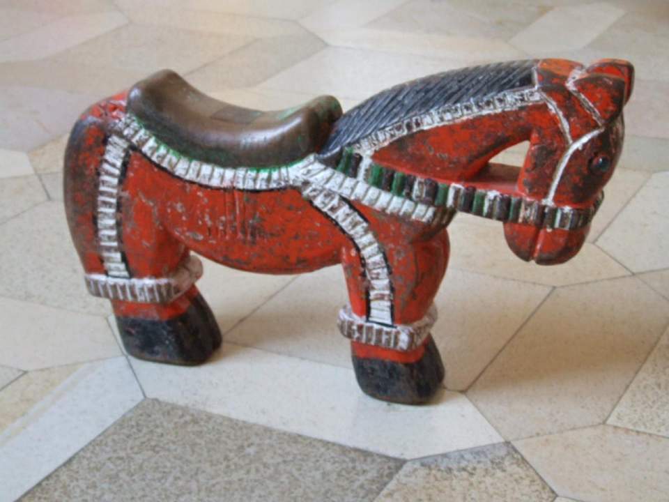 1 rotes Spielzeugpferd