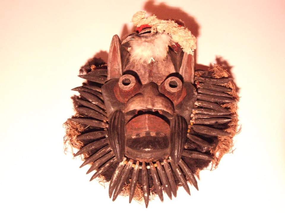 Federschmuck-Holzmaske mit Zahnkranz