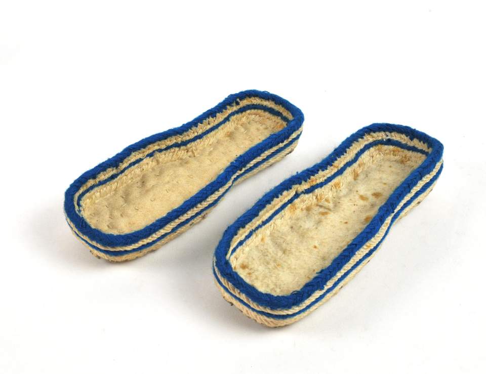 Paar Schuhe, Kinderschuhe, Sohlen