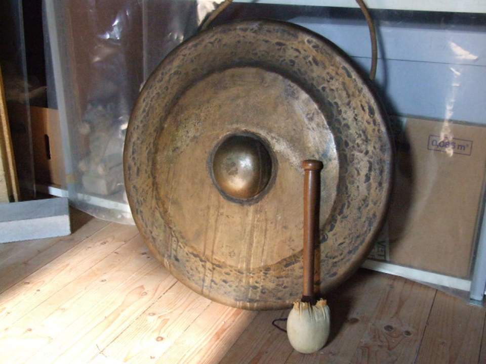 Gong mit Schläger