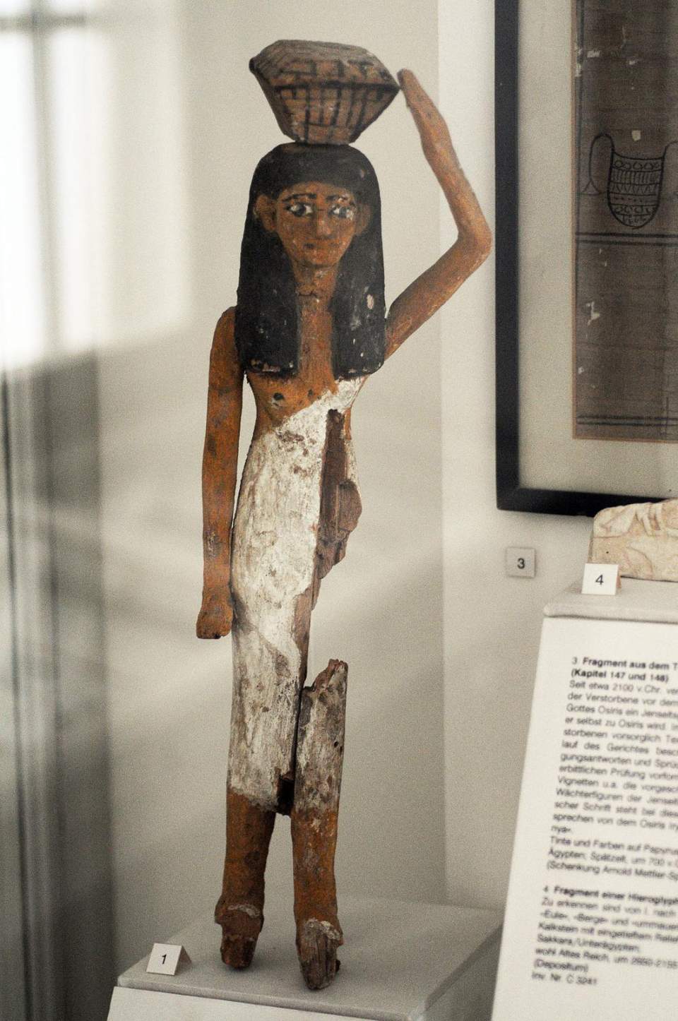 Figur Gabenträgerin mit Speisekorb