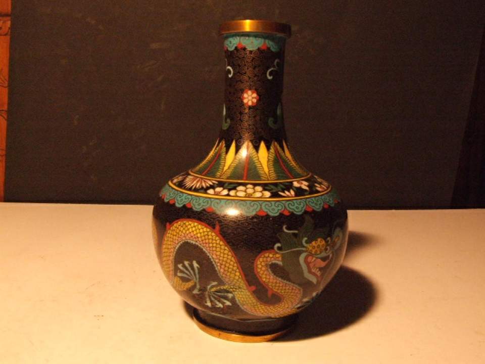 2 Vasen mit Drachenmotiven