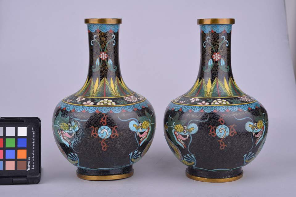 2 Vasen mit Drachenmotiven