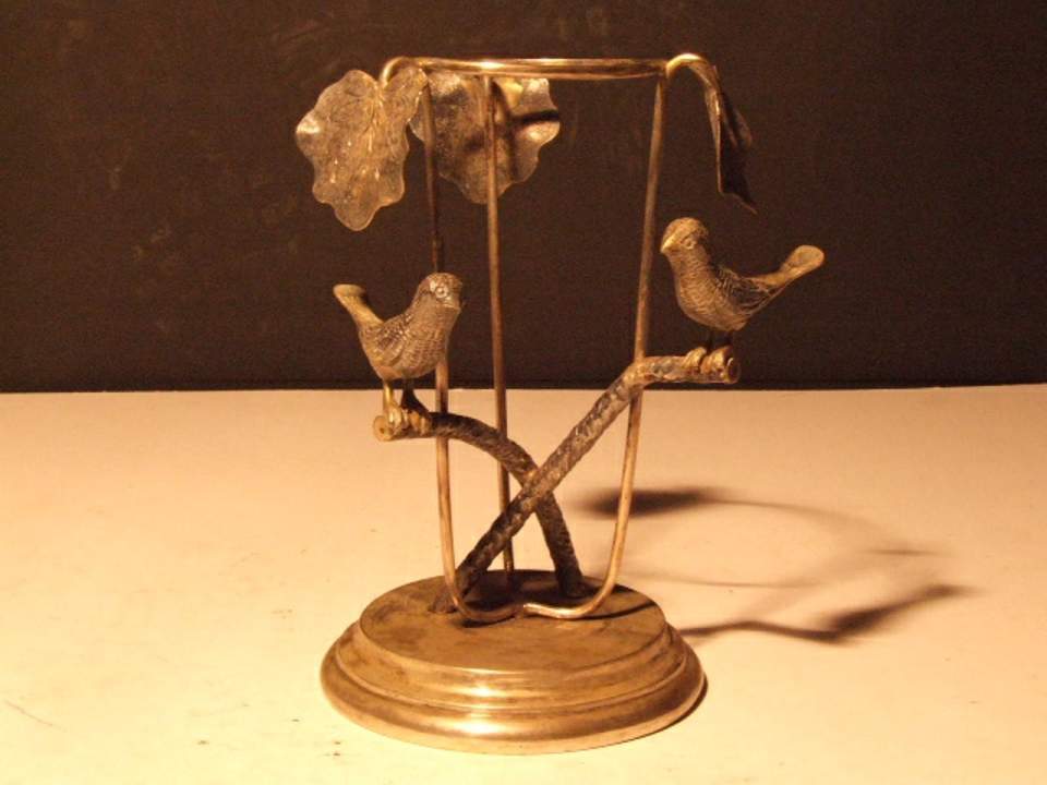Gestell aus Metall mit zwei Vögeln