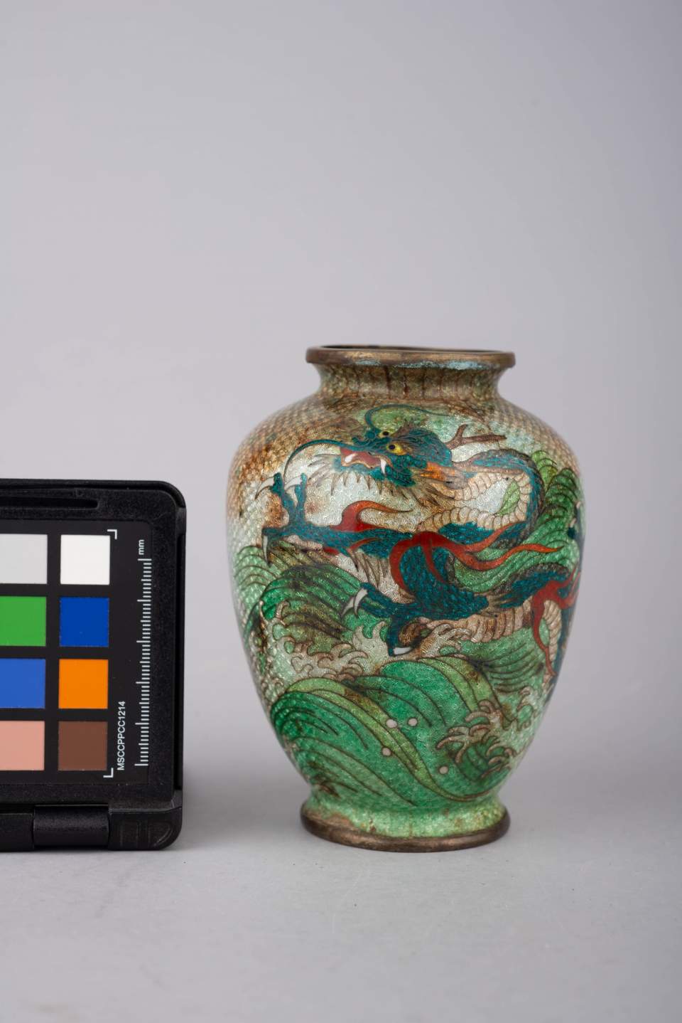 Vase mit Drachenmotiv