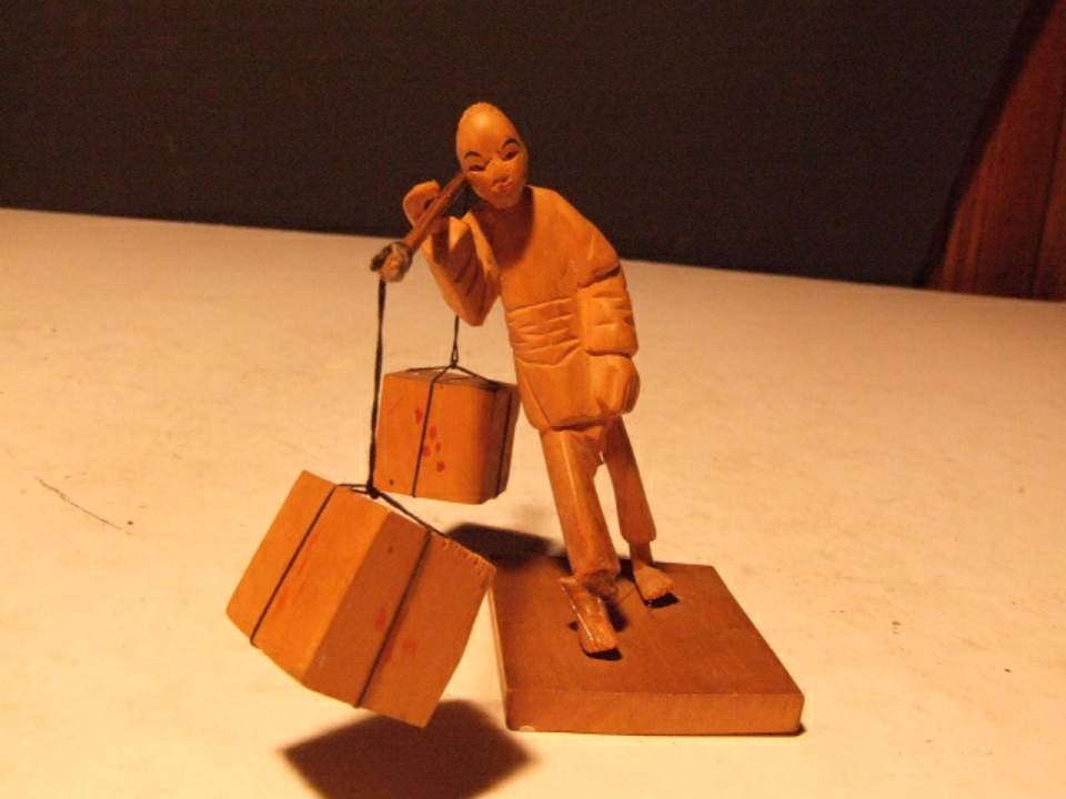 Holzfigur: Lastenträger
