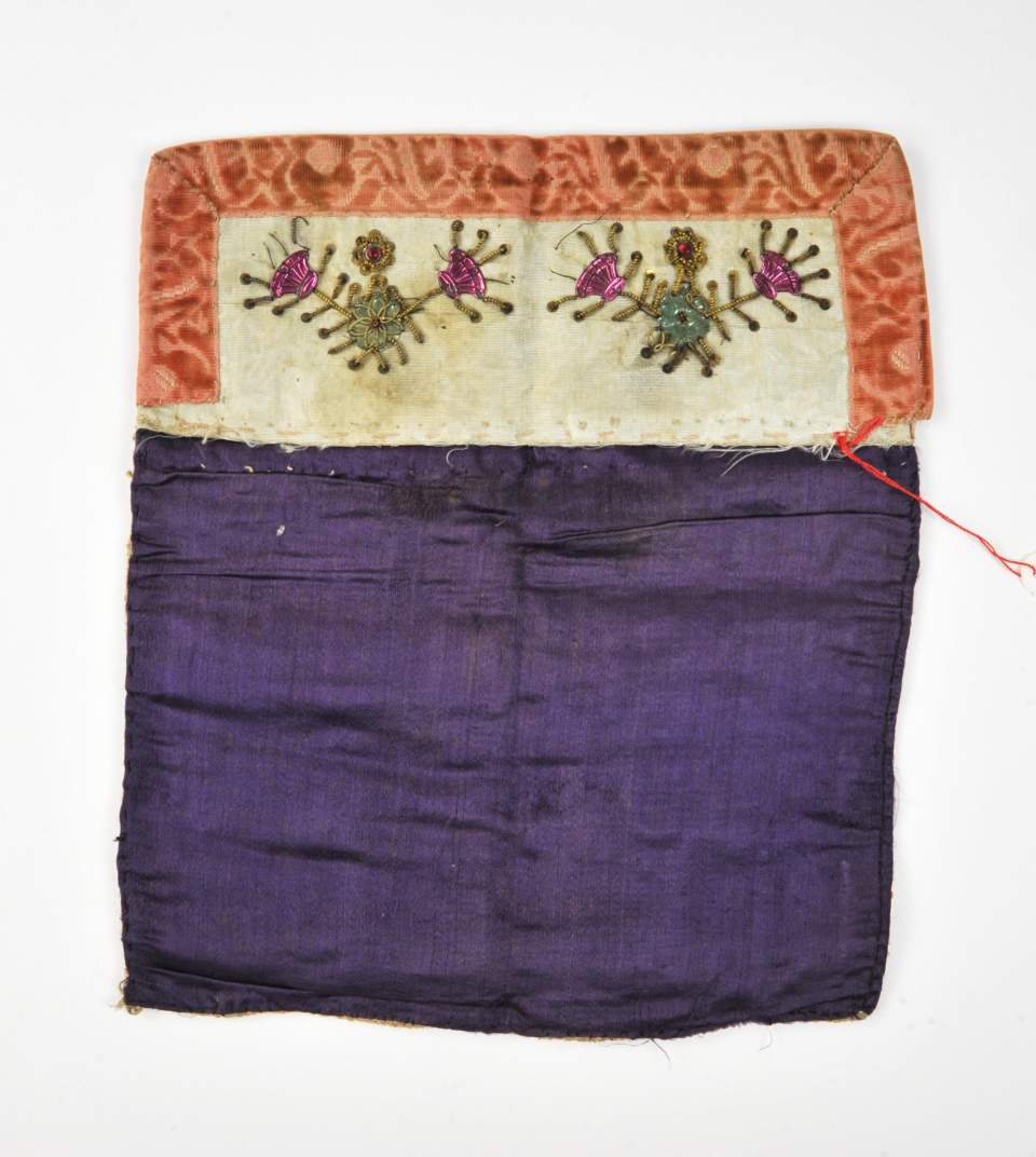 Stück Stoff,  Tischdecke ?,  mit abstraktem Blumenmuster