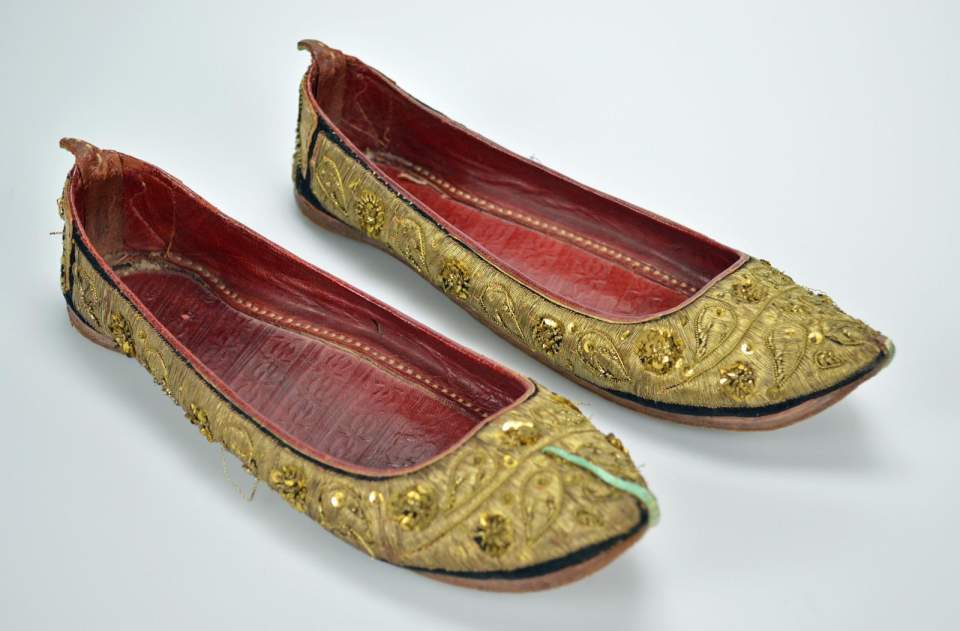 1 Paar indische Schuhe, mit Gold- und Perlenstickereien