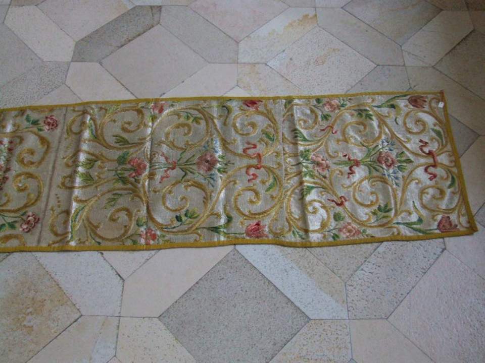 Seidenschal mit Blumenstickerei