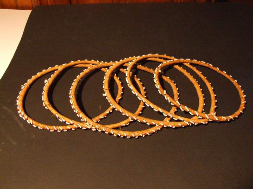 6 Reifen, Halsschmuck 