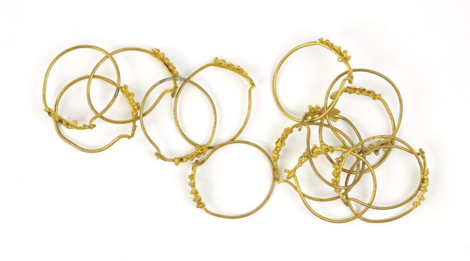 14 goldfarbige Fingerringe