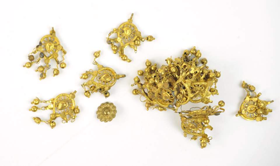 ca 20 goldfarbige Anhänger