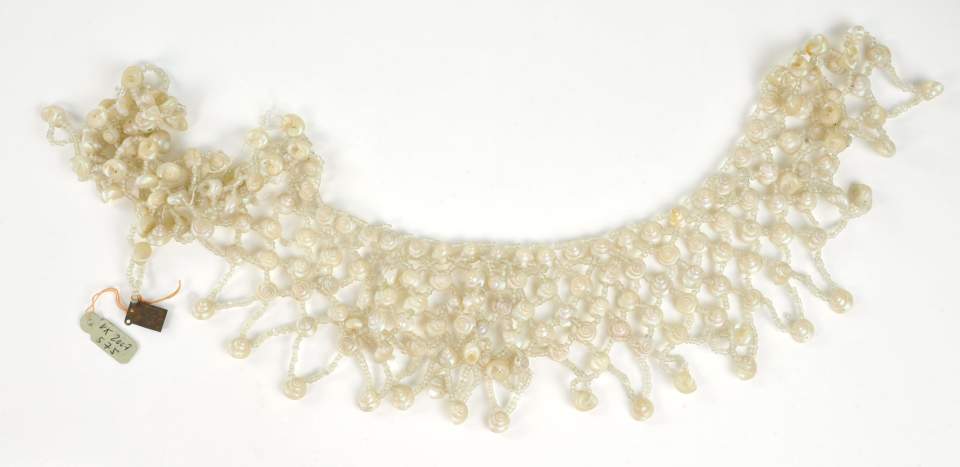 Kette mit kleinen Schneckenhäusern, Collier