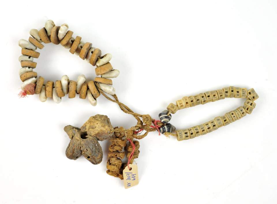 3 Armbänder oder Amulett