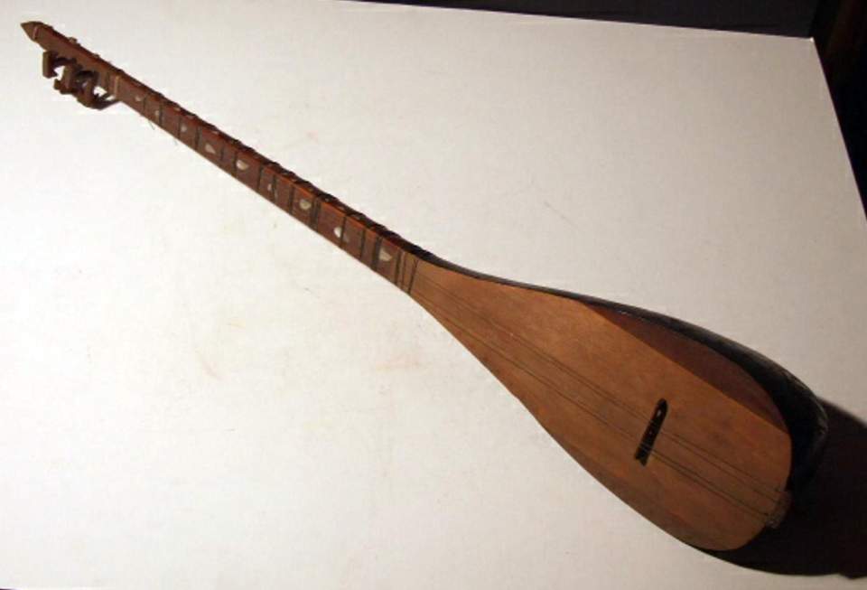 Zupfinstrument, lauten- oder gitarrenähnlich
