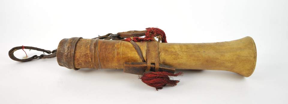 Köcher aus Leder mit angehängter Messerscheide