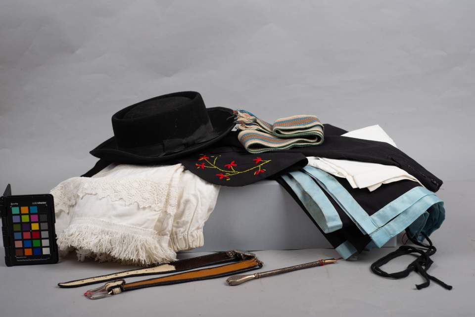 Hut, Foulard, Gilet, Hose, Umhang,Gürtel, Stoffgürtel, Metalltrinkrohr (Bombilla)