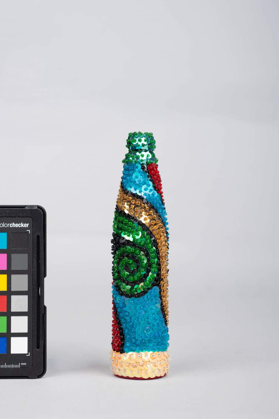 Flasche, verziert mit Pailletten,  Voodoo