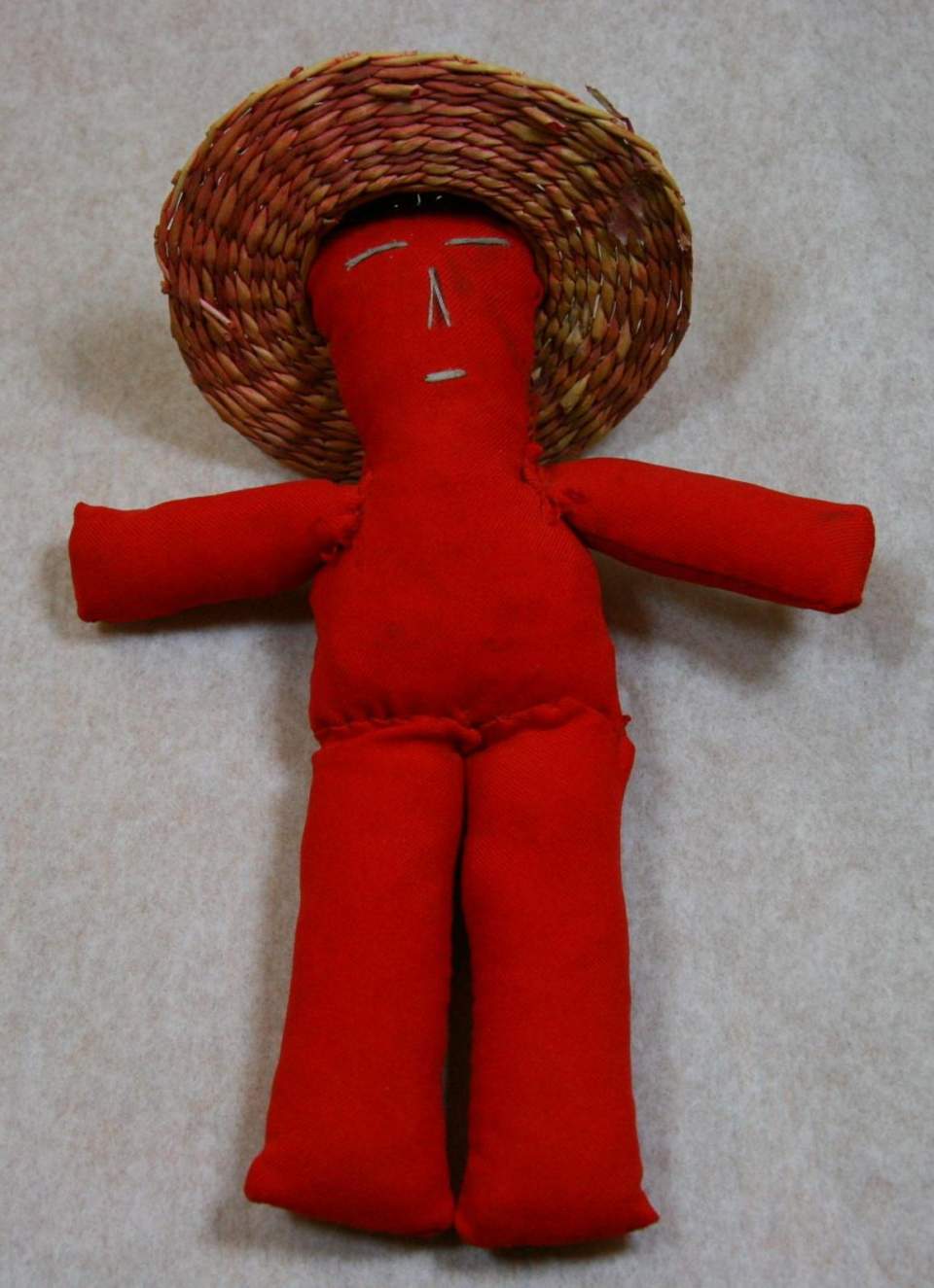 rote Puppe, mit Hut,  Voodoo