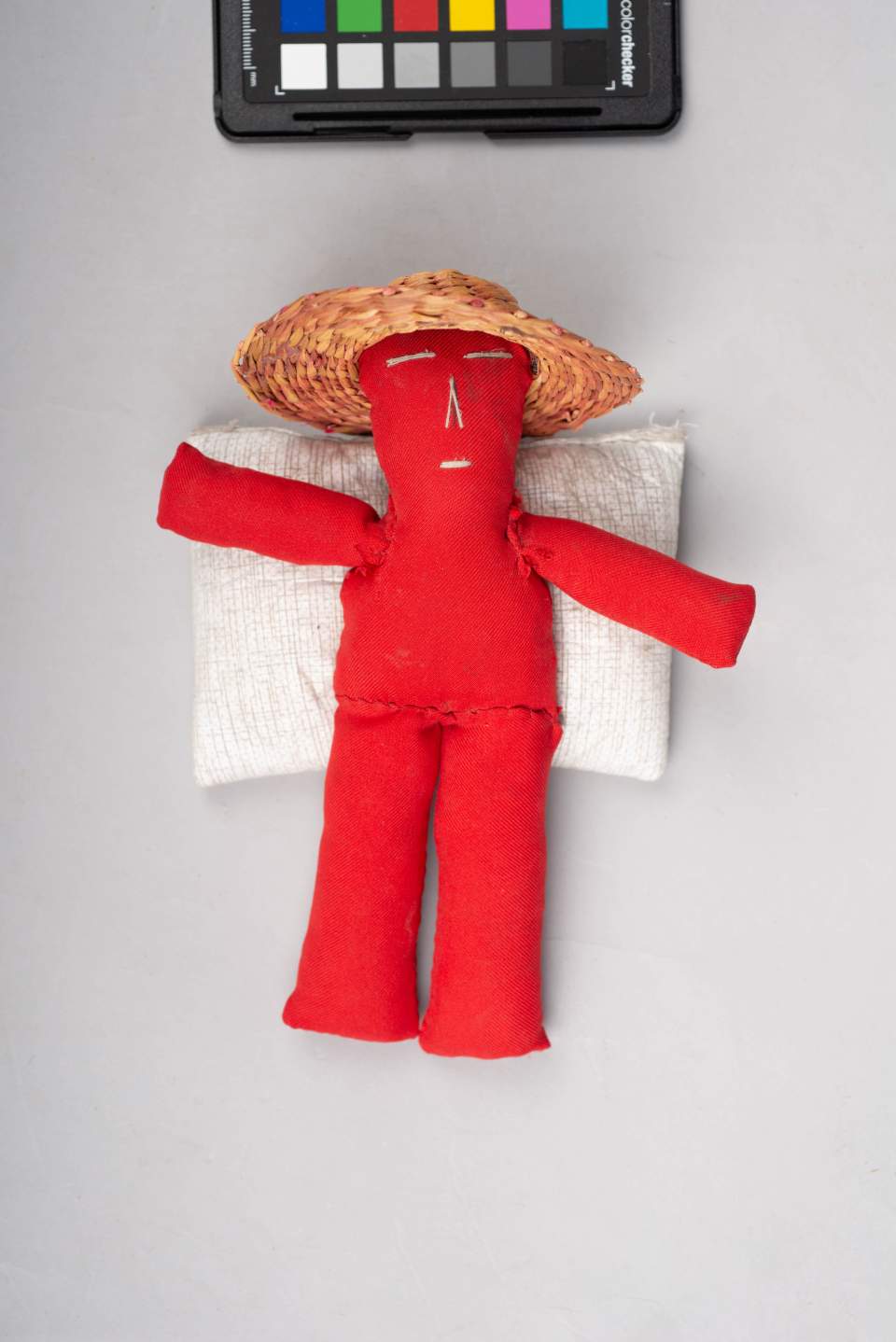 rote Puppe, mit Hut,  Voodoo