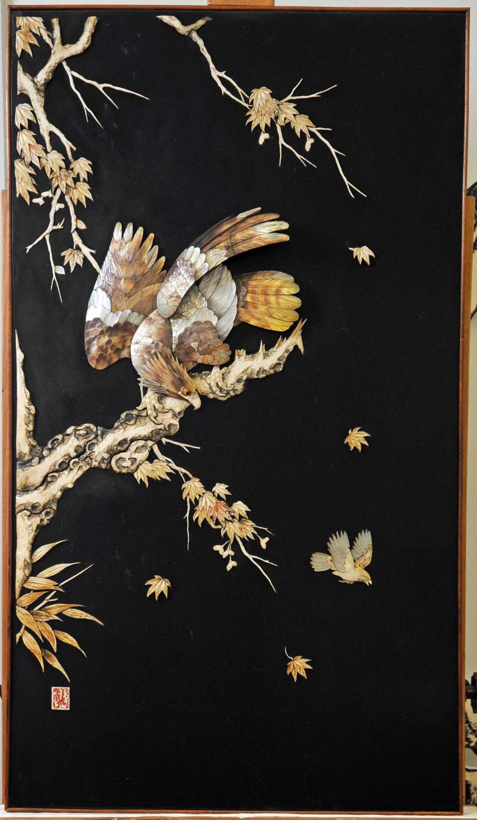 Lackplatten-Bild/ Lacktafel mit Motiven im Relief aus Perlmutt & Elfenbein